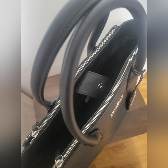 Kenneth Cole Reaction Large Black Tote Style Purse / Handbag - Picture 5 of 11